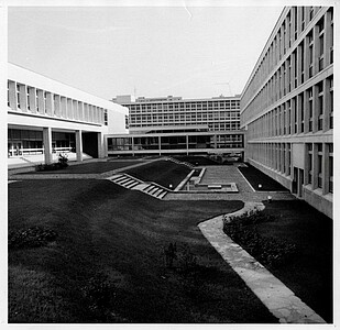 Le Patio au moment de son inauguration, au milieu des années 1960 (Archive Unistra).