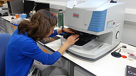Justine Lenglet dépose dans le spectromètre infrarouge les échantillons prélevés sur une madone en bois du 14e siècle.